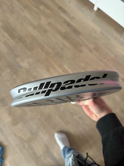 Bullpadel Neuron 2025 med hesacore. Padelracket