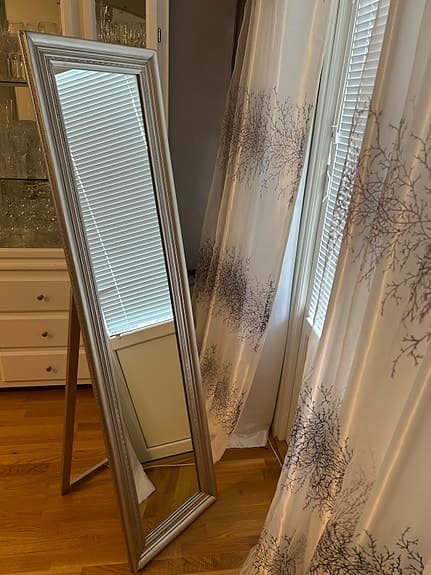 Spegel i elegant ram – 166 x 43 cm