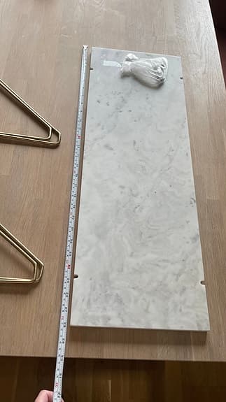 2st vita marmorhyllor med guldkonsoler från House Doctor