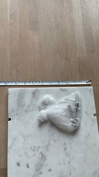 2st vita marmorhyllor med guldkonsoler från House Doctor