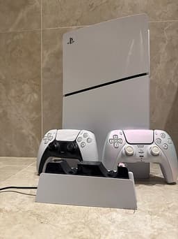 Sony Playstation 5 digital edition (slim) spelkonsol med två handkontroller vit