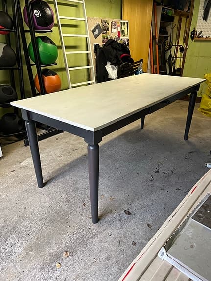 Matbord med låda