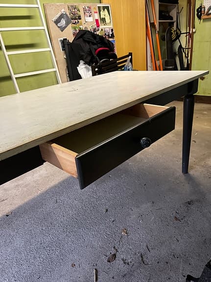 Matbord med låda