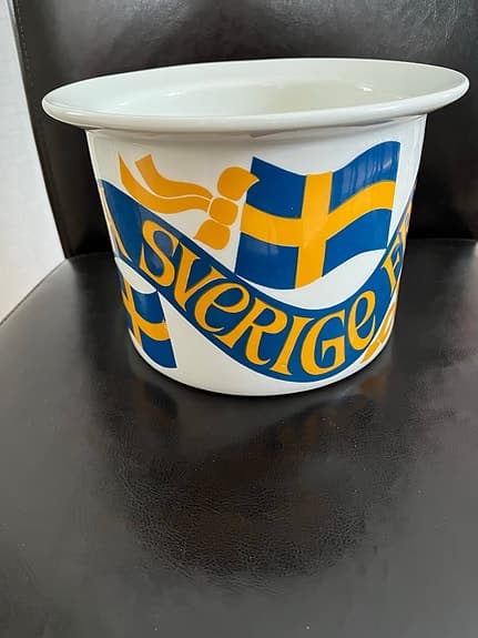 Rörstrand potta porslin vit med svensk flagga-motiv