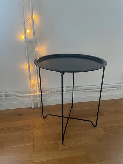 Svart brickbord i snygg stilren design, som ny