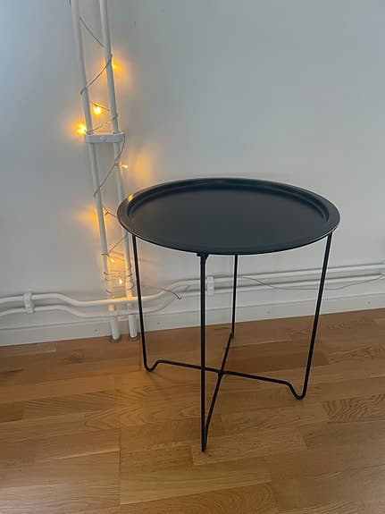 Svart brickbord i snygg stilren design, som ny
