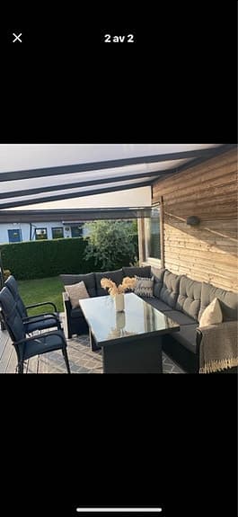 Hörngrupp utomhus med bord grå