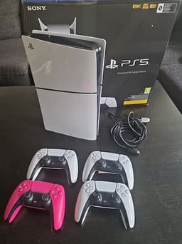 ps5 Digital Edition  med fyra DualSense-handkontroller vit och rosa