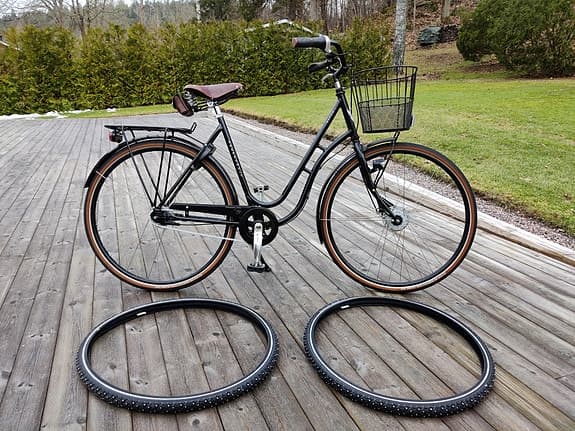Oanvänd damcykel med vinterdäck
