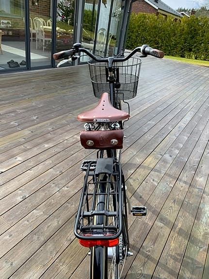 Oanvänd damcykel med vinterdäck