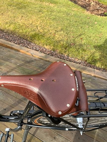 Oanvänd damcykel med vinterdäck
