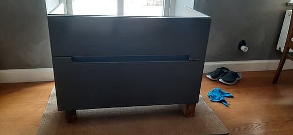 Vedums vägghängda badrumskommod med två lådor.  Återbruka?