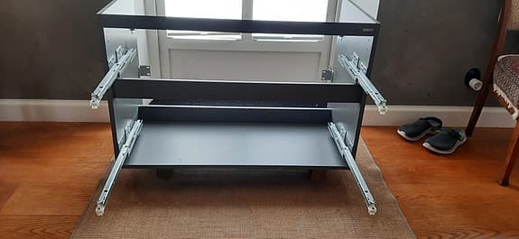 Vedums vägghängda badrumskommod med två lådor.  Återbruka?