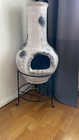 Keramisk eldstad på stativ vit/svart