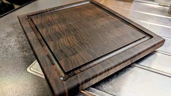 Handgjord skärbräda i Valnöt