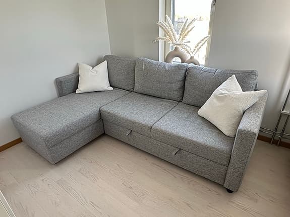 Bäddsoffa ifrån Mio, model Skaftö - grå färg, 3 sits, flyttbar schäslong
