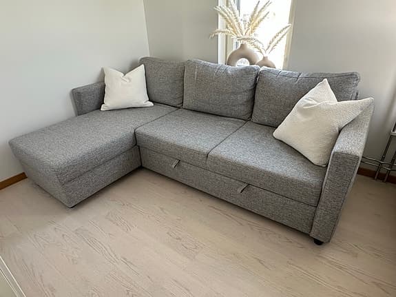 Bäddsoffa ifrån Mio, model Skaftö - grå färg, 3 sits, flyttbar schäslong