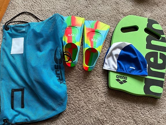 simutrustning - set med badplatta simfenor simmössa nätpåse flerfärgad