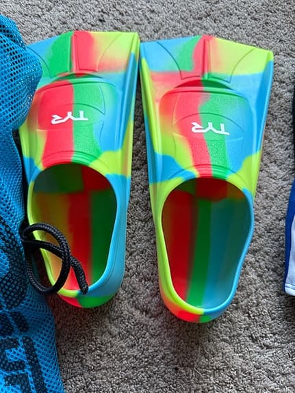 simutrustning - set med badplatta simfenor simmössa nätpåse flerfärgad