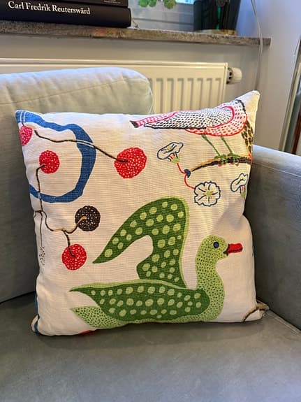 Kudde i svenskt tenn tyg