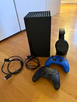 Xbox Series X med handkontroll x2 och hörlurar
