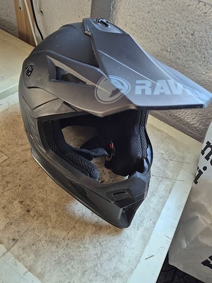 Motorcrosshjälm och koppsskydd