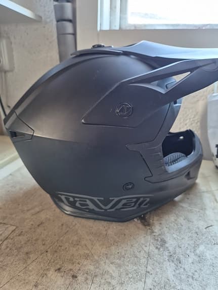 Motorcrosshjälm och koppsskydd