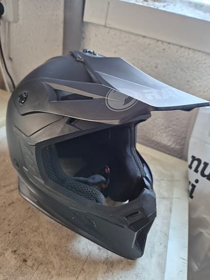 Motorcrosshjälm och koppsskydd