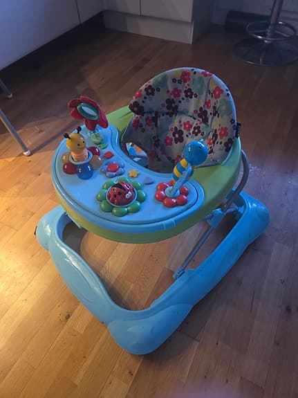 Gåstol / baby walker med aktivitetsbord