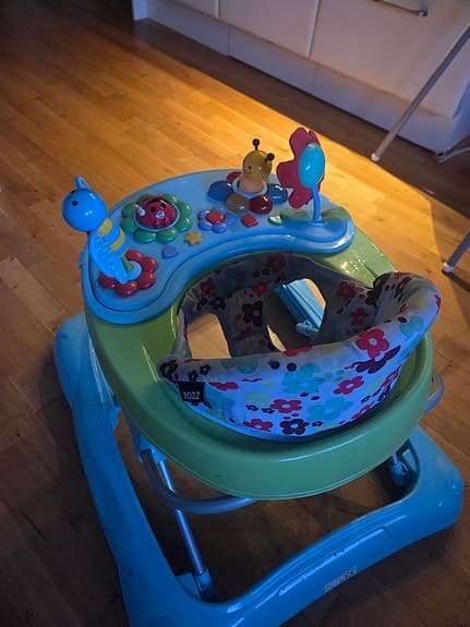 Gåstol / baby walker med aktivitetsbord