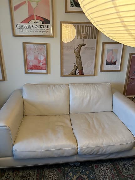Retro soffa, Arild i vitt skinn med krom ställning