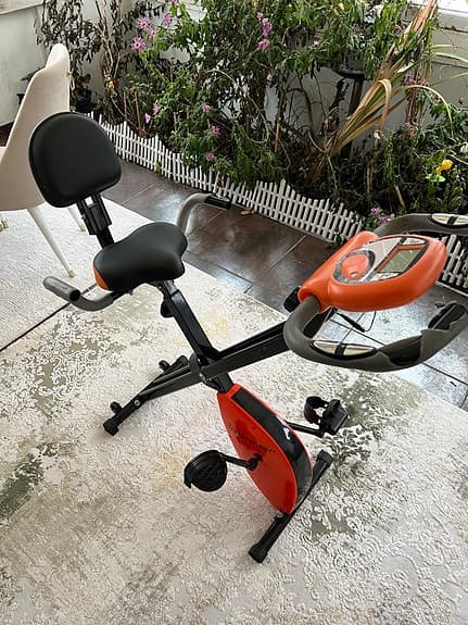 Träningscykel hopfällbar med ryggstöd orange/svart