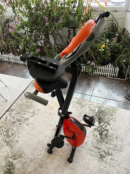 Träningscykel hopfällbar med ryggstöd orange/svart
