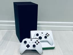 Xbox series X 1TB + 2 kontroller + Spel