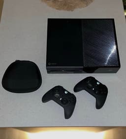 Microsoft Xbox One spelkonsol svart med två handkontroller