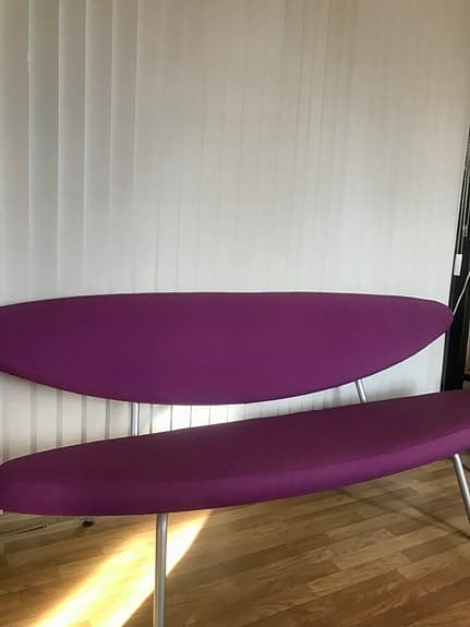 Design Duo: Soffa tresits lila tyg med metallben + avlångt högglansigt bord