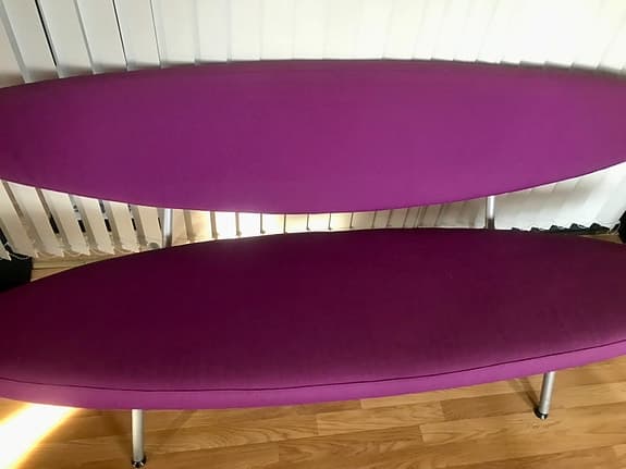 Design Duo: Soffa tresits lila tyg med metallben + avlångt högglansigt bord