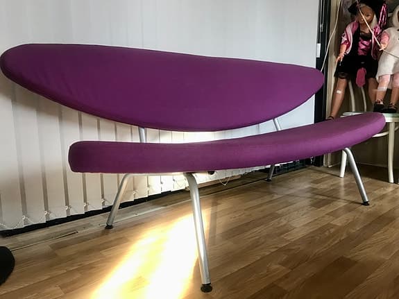 Design Duo: Soffa tresits lila tyg med metallben + avlångt högglansigt bord