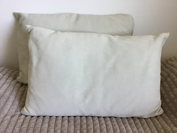 Dynor  Ikea 2 ryggkuddar beiga Hållö
