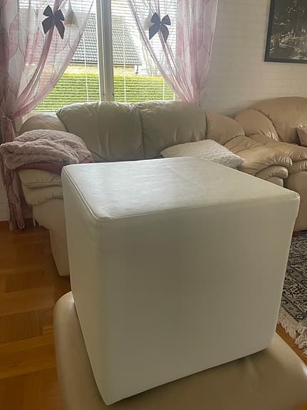 Pall kubform vit konstläder