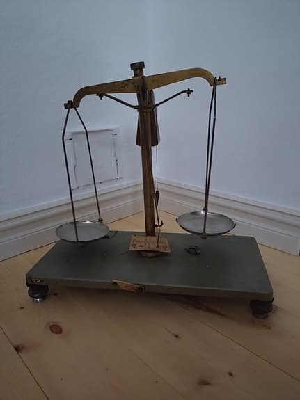 Jughans klocka samt äldre våg