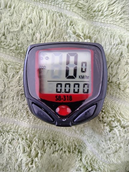 Cykeldator med trådad sensor svart röd