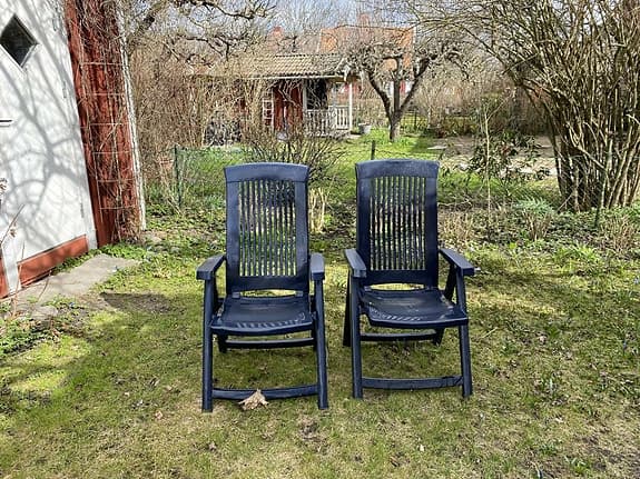 Ställbara utomhusstolar i blå plast