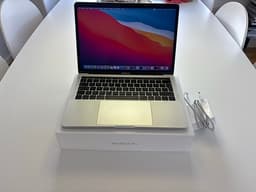 MacBook Pro 13” (2019) – i5, 8GB – med kartong & laddare