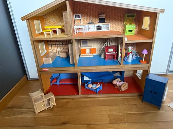 Lundby dockskåp trä med möbler