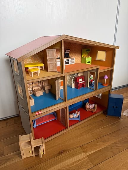 Lundby dockskåp trä med möbler