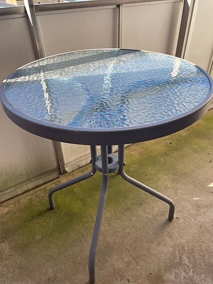 Runt trädgårdsbord glas metall