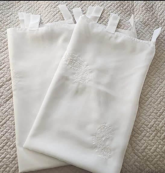 Nya skira gardiner med ett broderat paisleymönster!