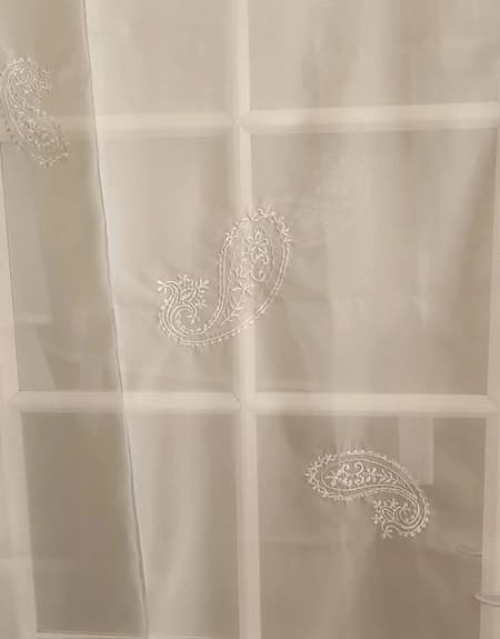 Nya skira gardiner med ett broderat paisleymönster!