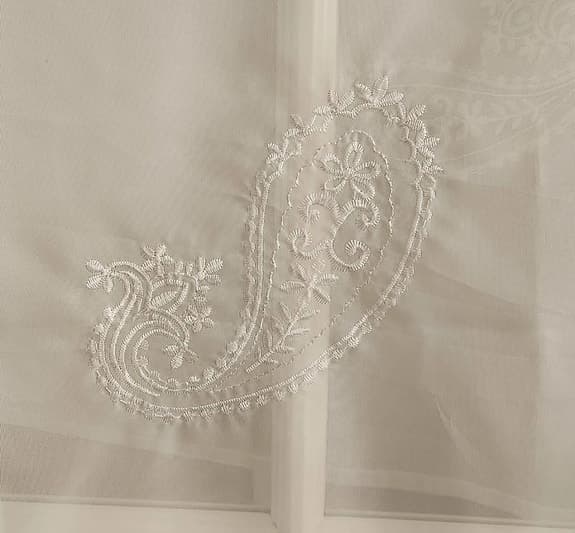 Nya skira gardiner med ett broderat paisleymönster!